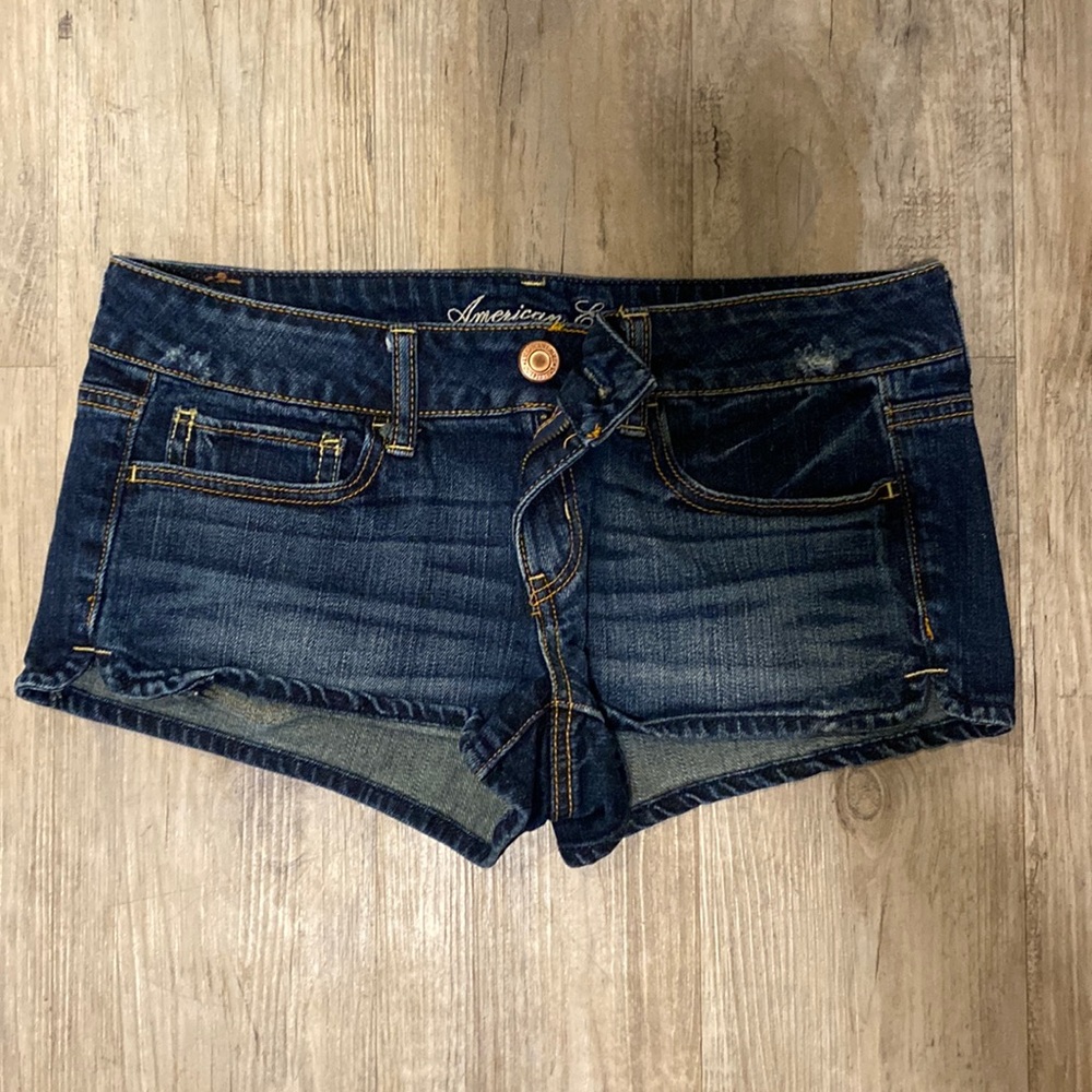 Woman’s shorts — American Eagle Outfitters, size 6.